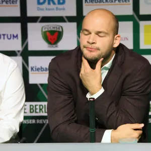 Paul Drux auf einer Pressekonferenz