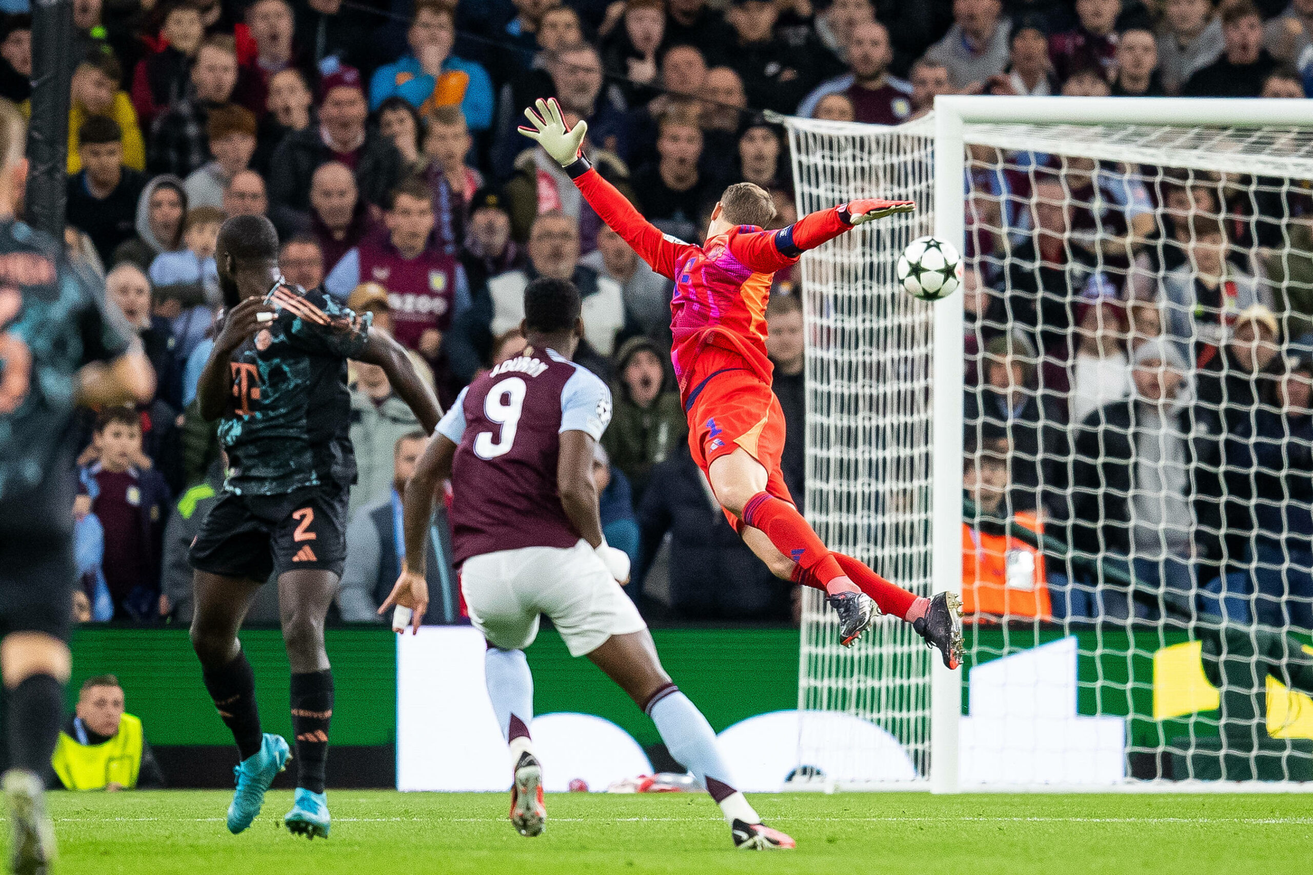 Manuel Neuer hechtet dem Schuss von Jhon Duran hinterher