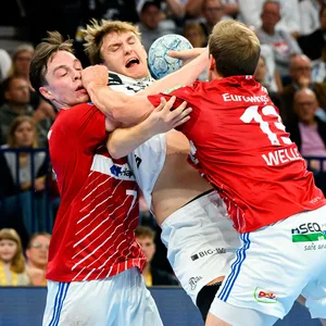Leif Tissier und Niklas Weller im Duell mit Emil Madsen