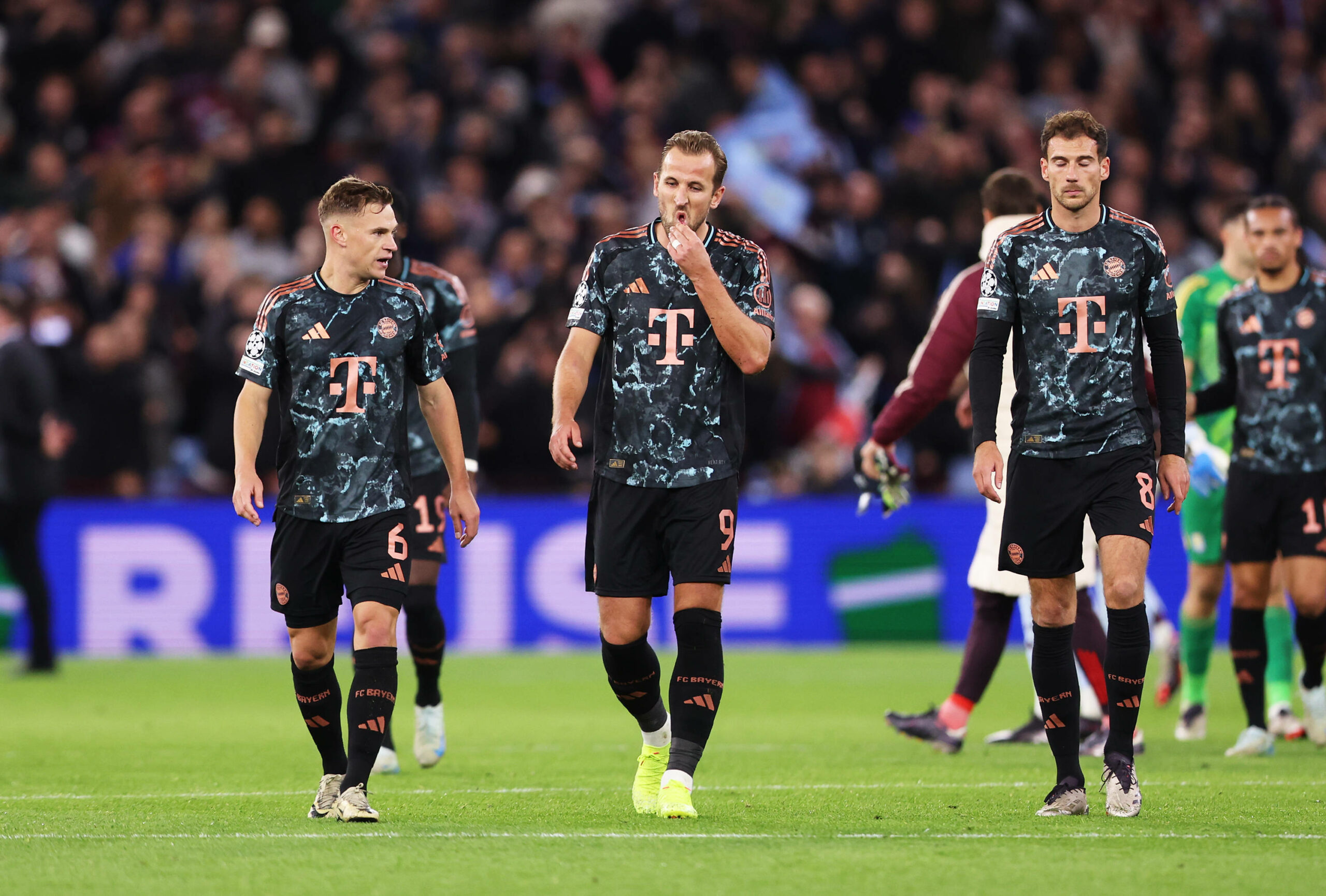 Joshua Kimmich, Harry Kane und Leon Goretzka gehen nebeneinander und gucken enttäuscht