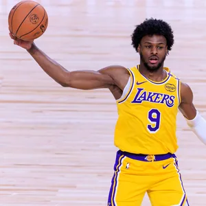 Bronny James im Trikot der Lakers wirft einen Basketball