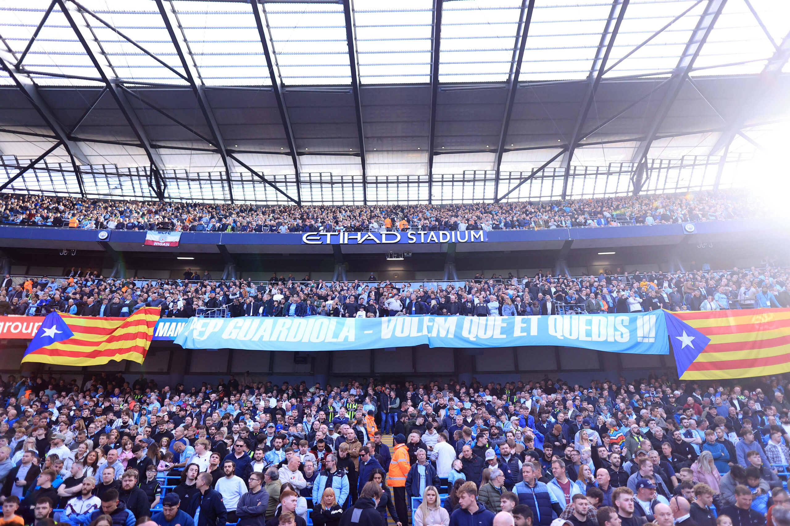 Fans von Manchester City fordern Pep Guardiola mit einem Banner zum Verbleib auf