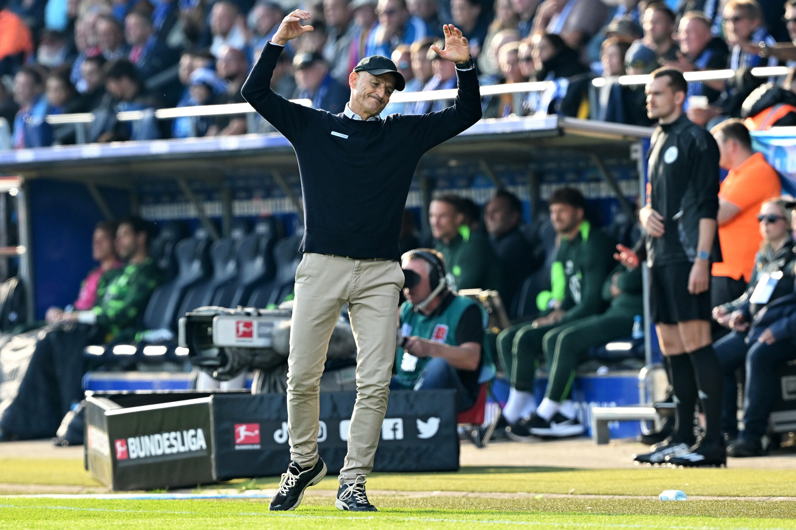 Bochum-Trainer Peter Zeidler gestikuliert enttäuscht nach der Niederlage gegen den VfL Wolfsburg