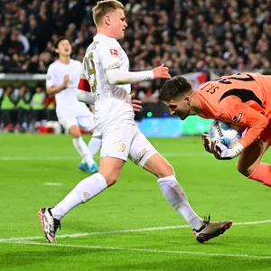 Hier bleibt St. Pauli-Torwart Nikola Vasilj im Duell mit Mainz-Stürmer Jonathan Burkardt Sieger.