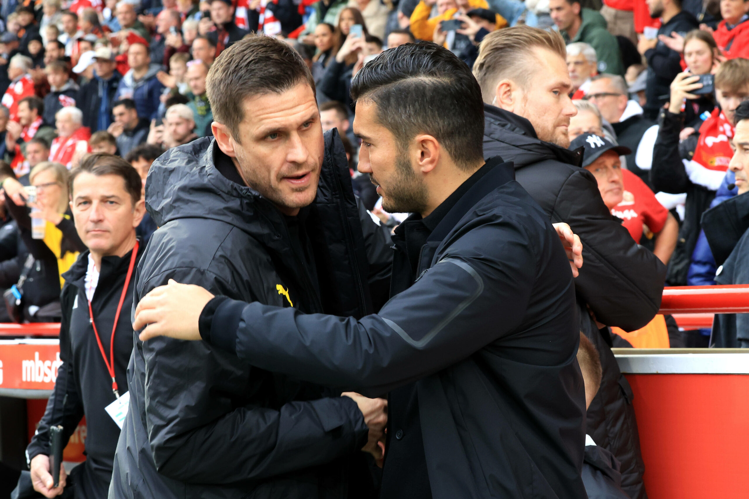 Sahin und Kehl bei einer Umarmung vor dem Spiel