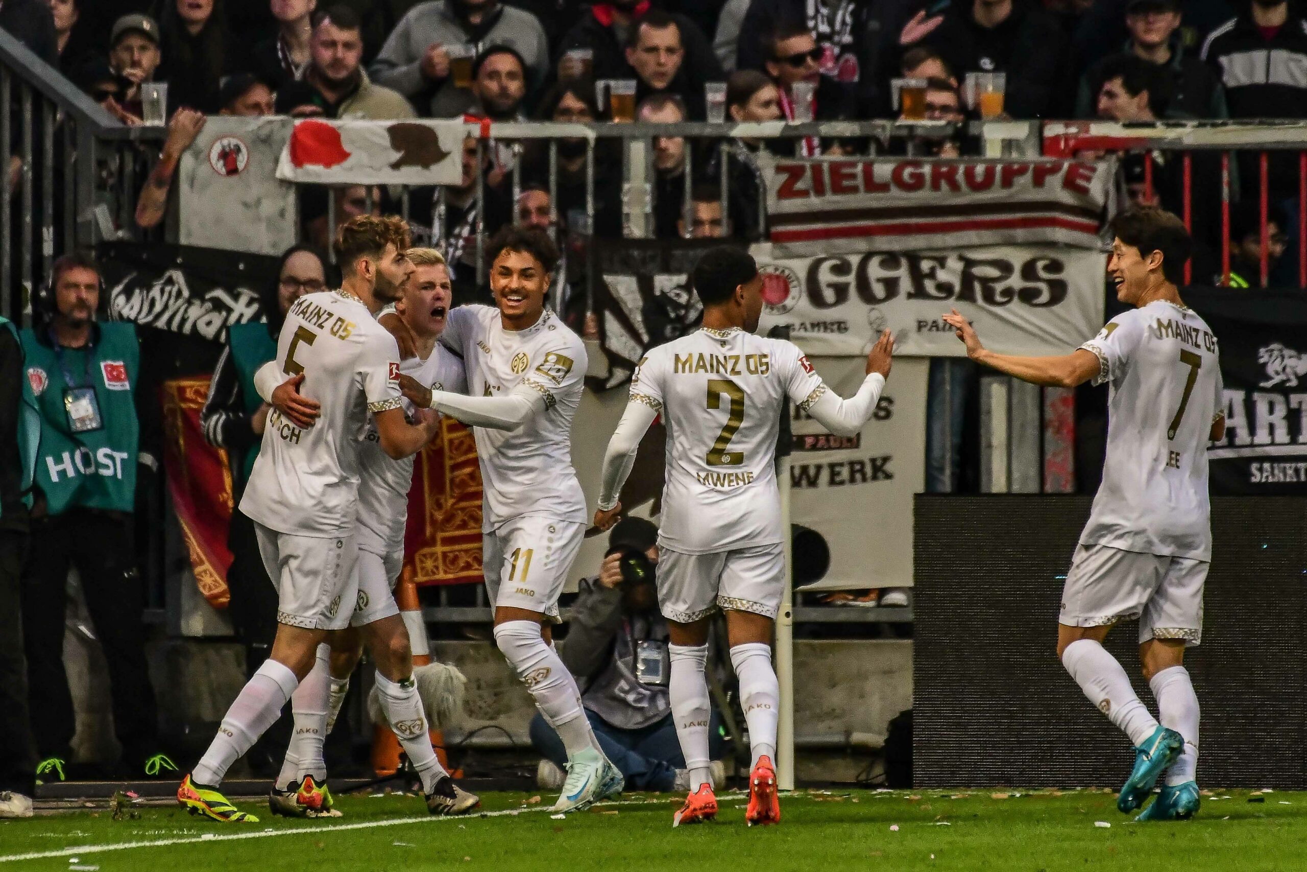 Die Mannschaft des FSV Mainz 05 feiert ein Tor von Jonathan Burkardt gegen St. Pauli