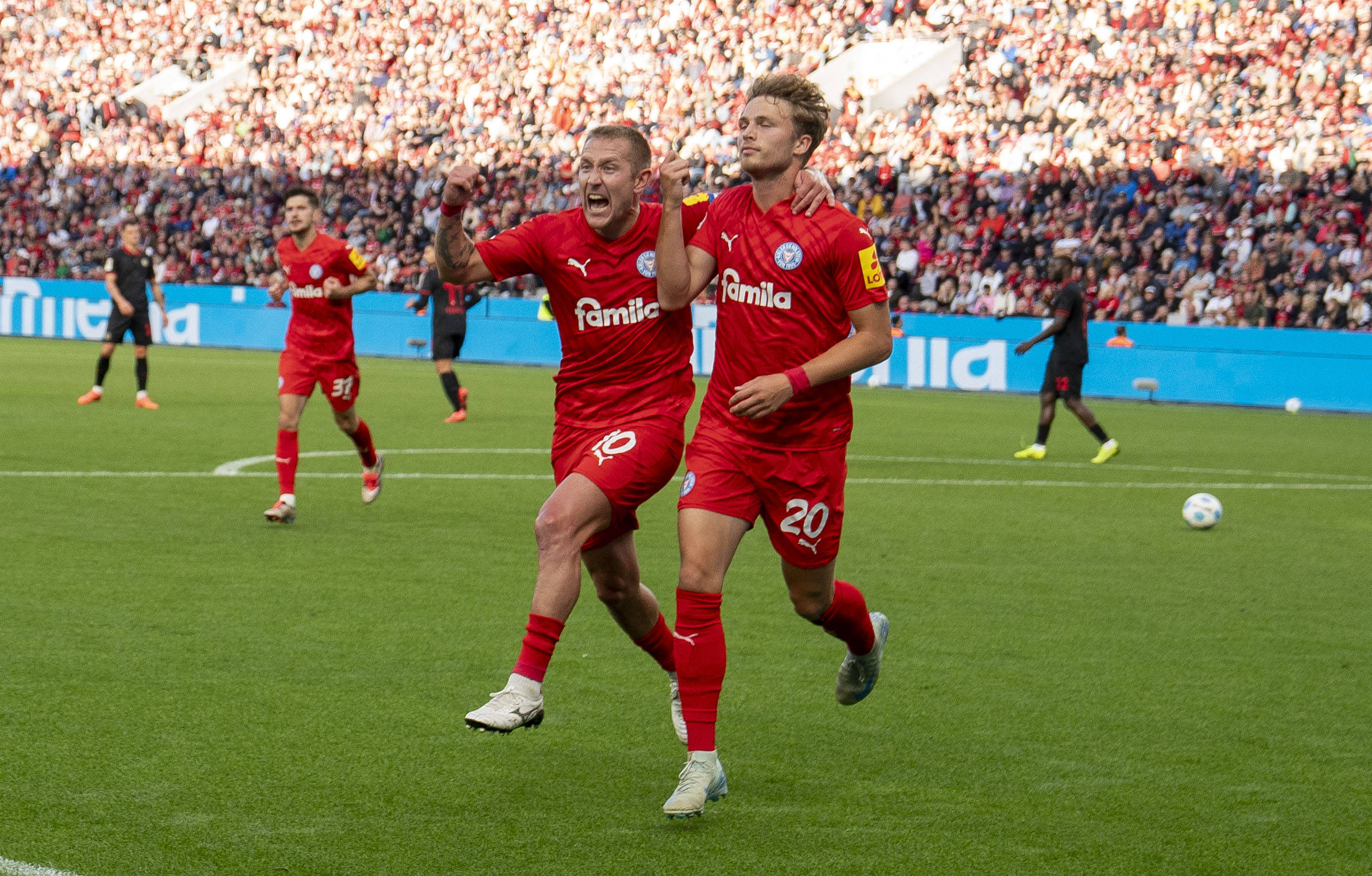 Lewis Holtby und Fiete Arp bejubelt Tor für Kiel zum 2:2