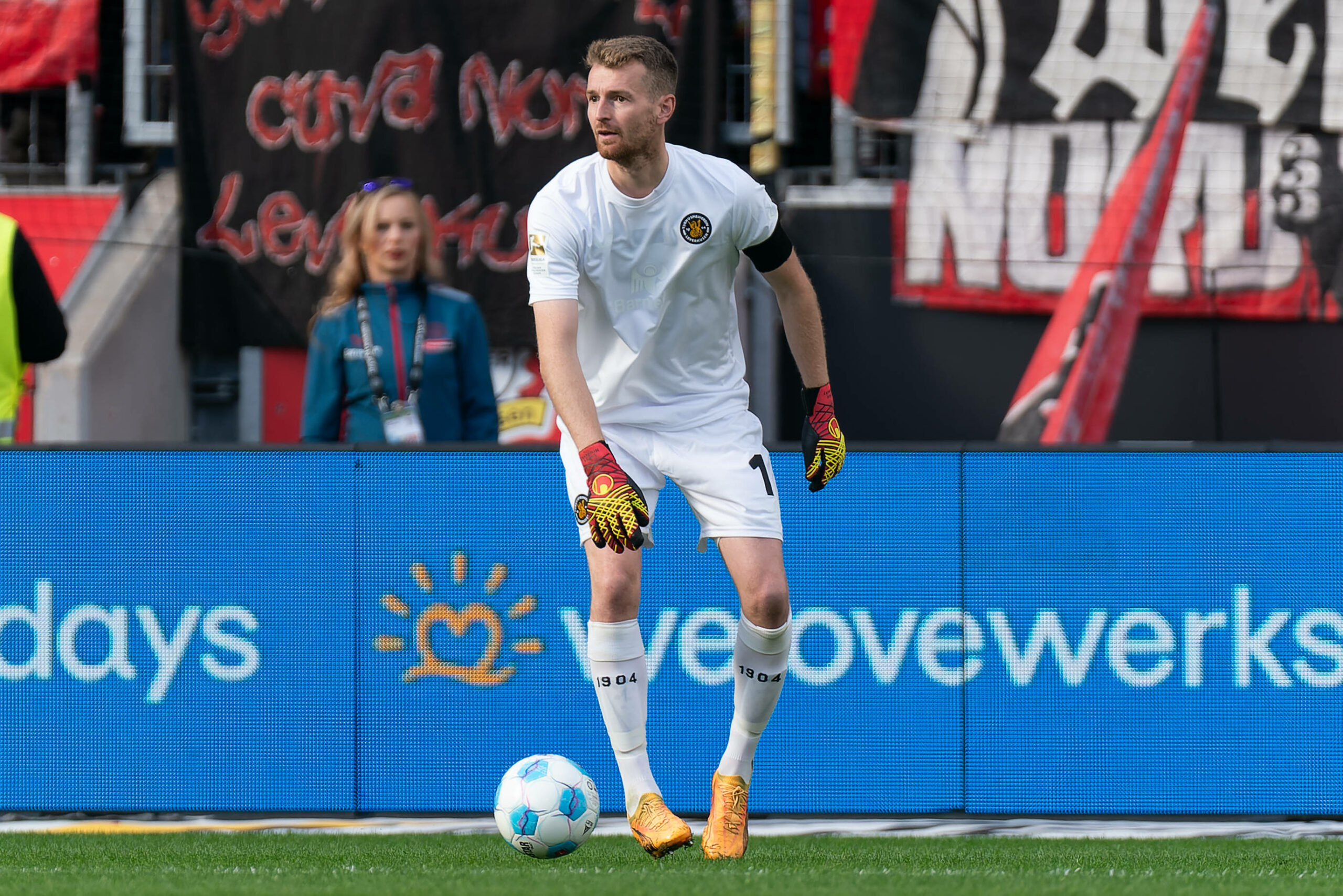 Lukas Hradecky hat den Ball im Spiel gegen Holstein Kiel