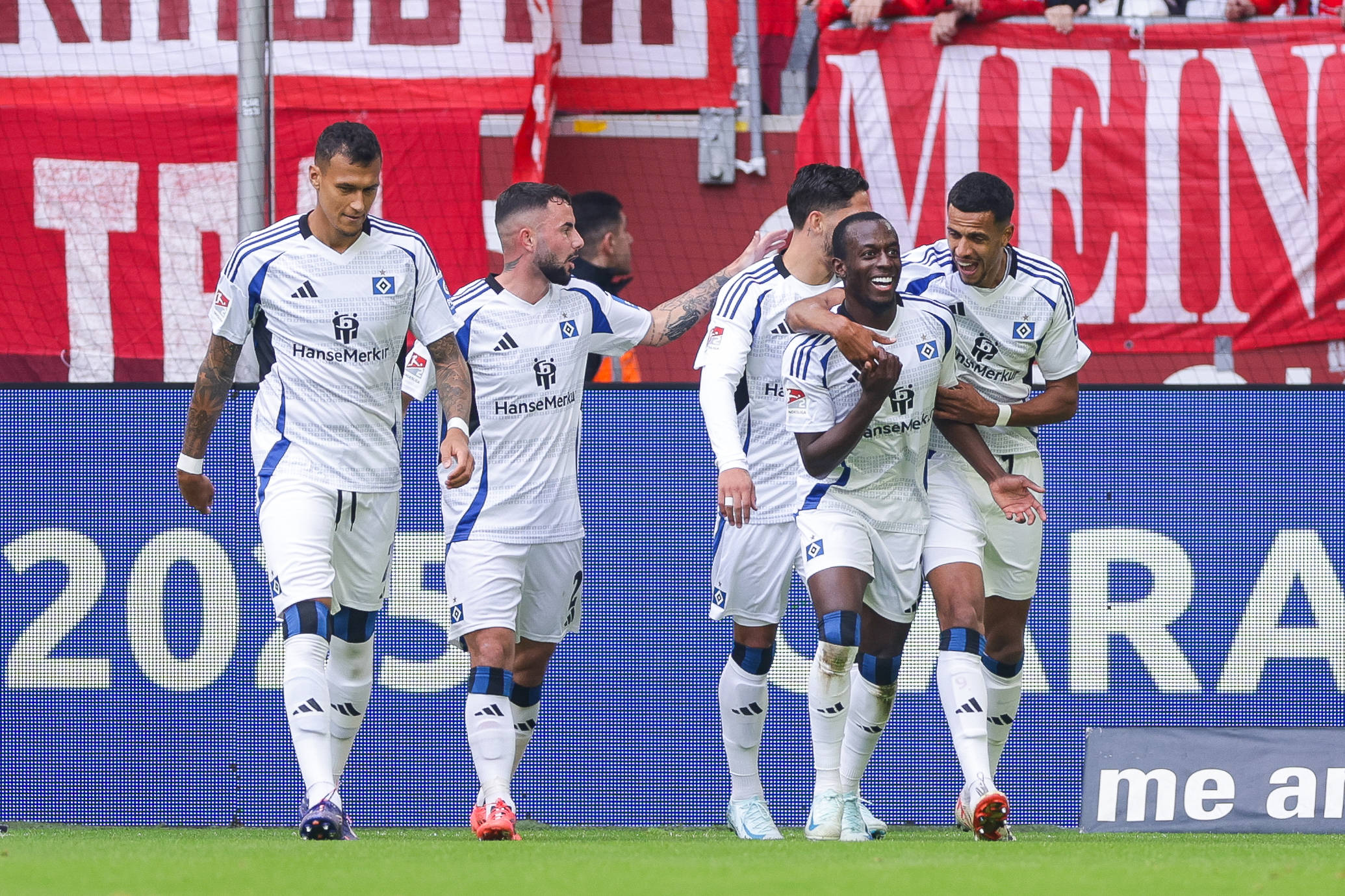 Die Matchwinner des HSV: Robert Glatzel (r.) und Jean-Luc Dompé (2.v.r.)