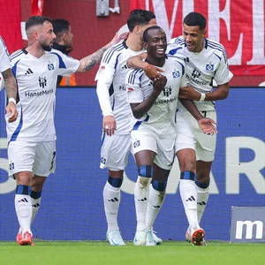 Die Matchwinner des HSV: Robert Glatzel (r.) und Jean-Luc Dompé (2.v.r.)