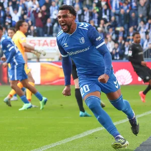 Xavier Amaechi jubelt im Magdeburg-Trikot nach einer Torvorlage.