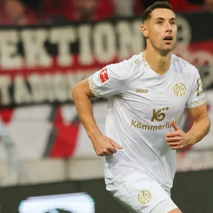 Dominik Kohr vom FSV Mainz 05 läuft mit Blick in die Luft