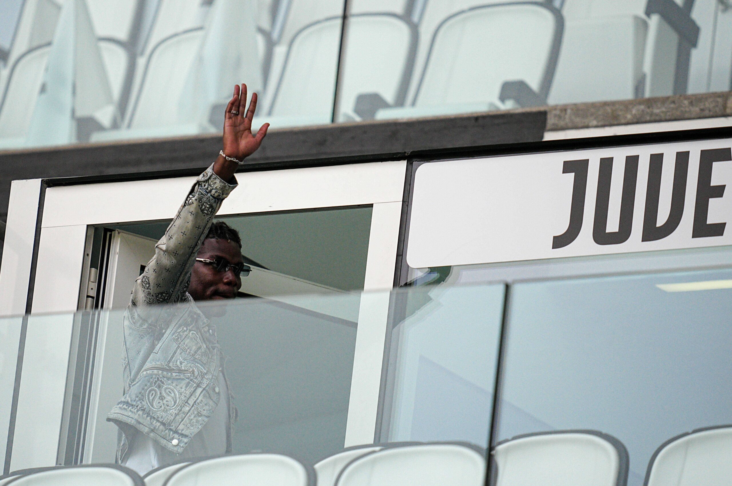 Paul Pogba winkt von der Tribüne