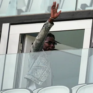 Paul Pogba winkt von der Tribüne