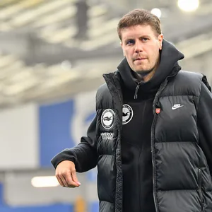 Fabian Hürzeler geht durch ein leeres Stadion