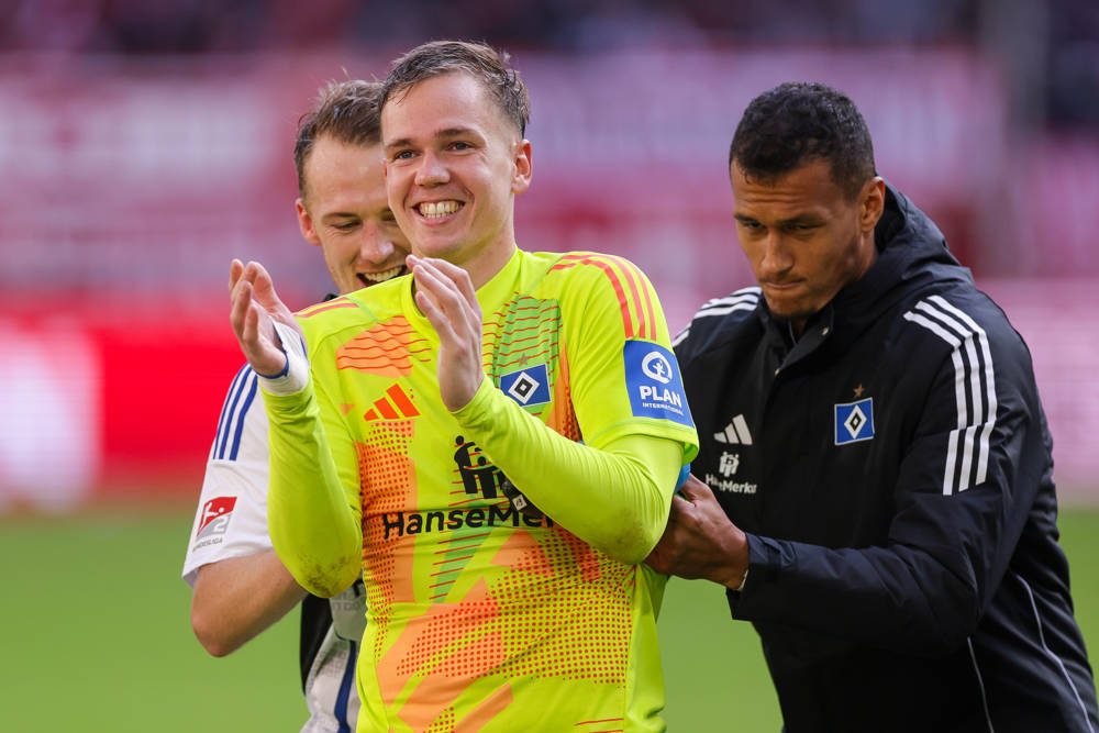 Keeper Matheo Raab wird von Davie Selke und Sebastian Schonlau in die erste Reihe geschoben