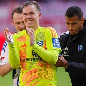 Keeper Matheo Raab wird von Davie Selke und Sebastian Schonlau in die erste Reihe geschoben
