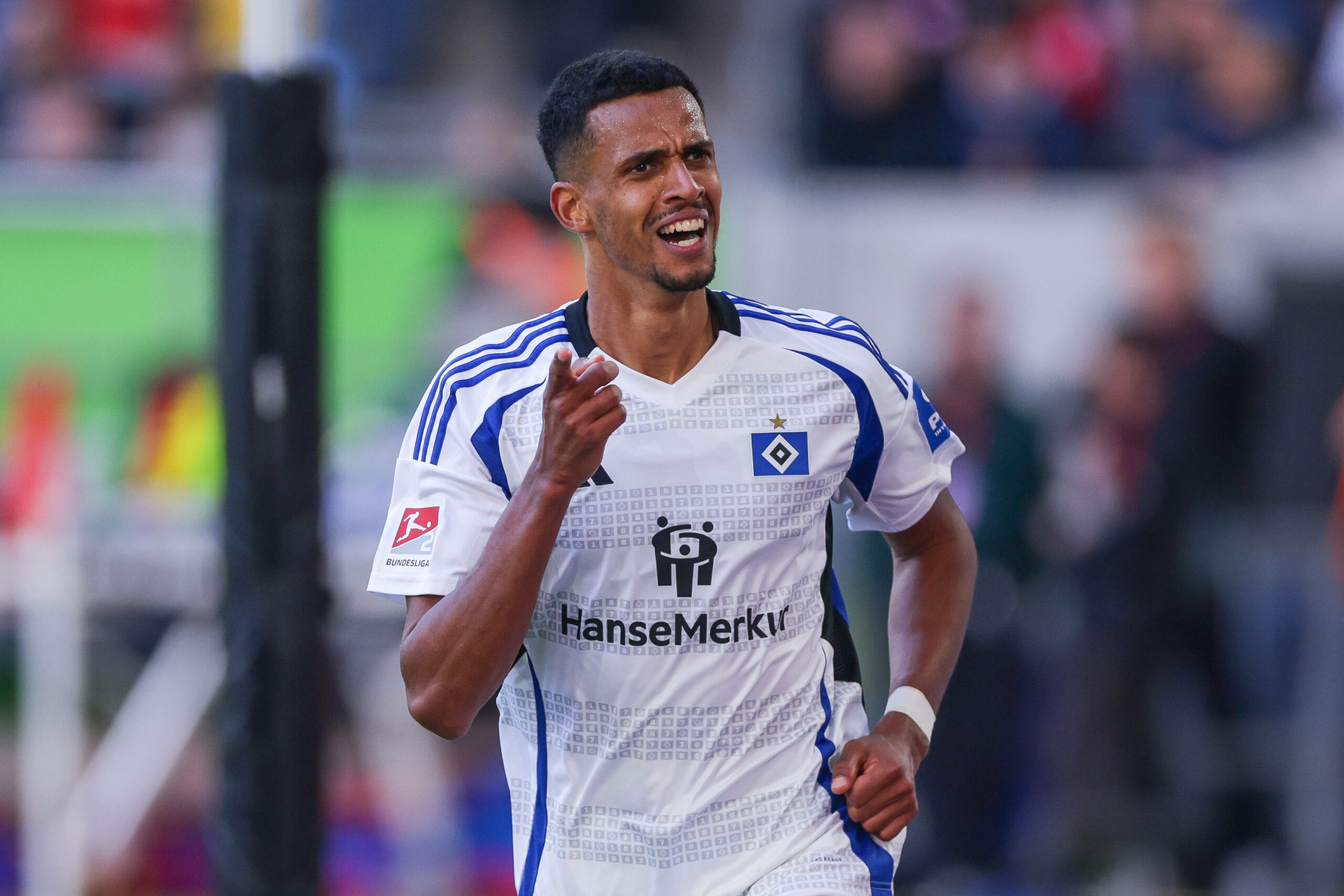 HSV-Stürmer Robert Glatzel freut sich über seinen zweiten Treffer zum 3:0-Endstand in Düsseldorf.