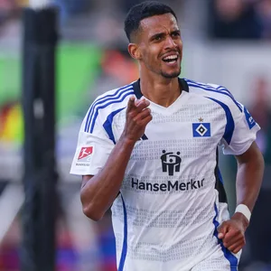 HSV-Stürmer Robert Glatzel freut sich über seinen zweiten Treffer zum 3:0-Endstand in Düsseldorf.