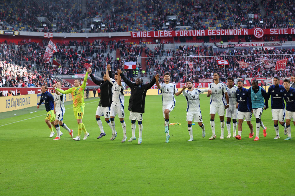 Die HSV-Profis feiern nach dem Sieg in Düsseldorf vor ihren Fans