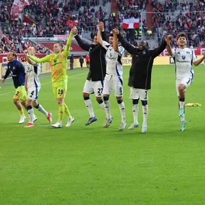Die HSV-Profis feiern nach dem Sieg in Düsseldorf vor ihren Fans
