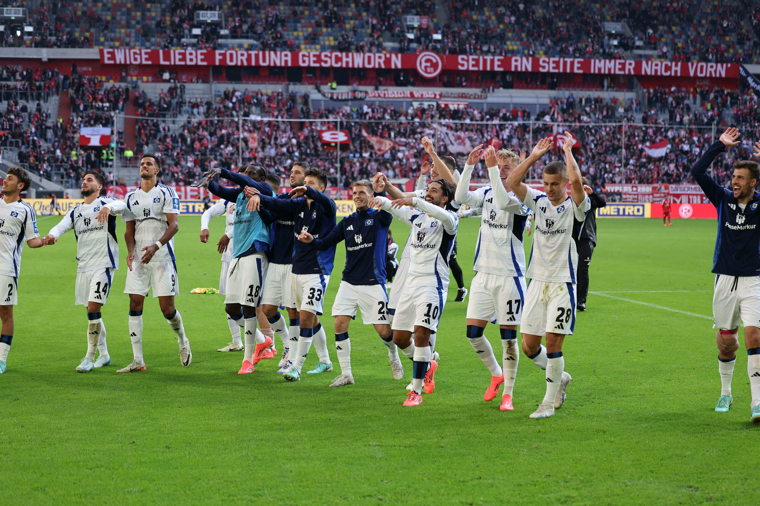 Die HSV-Profis feiern Düsseldorf zusammen mit den Fans den 3:0-Sieg.