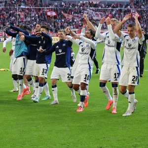 Die HSV-Profis feiern Düsseldorf zusammen mit den Fans den 3:0-Sieg.