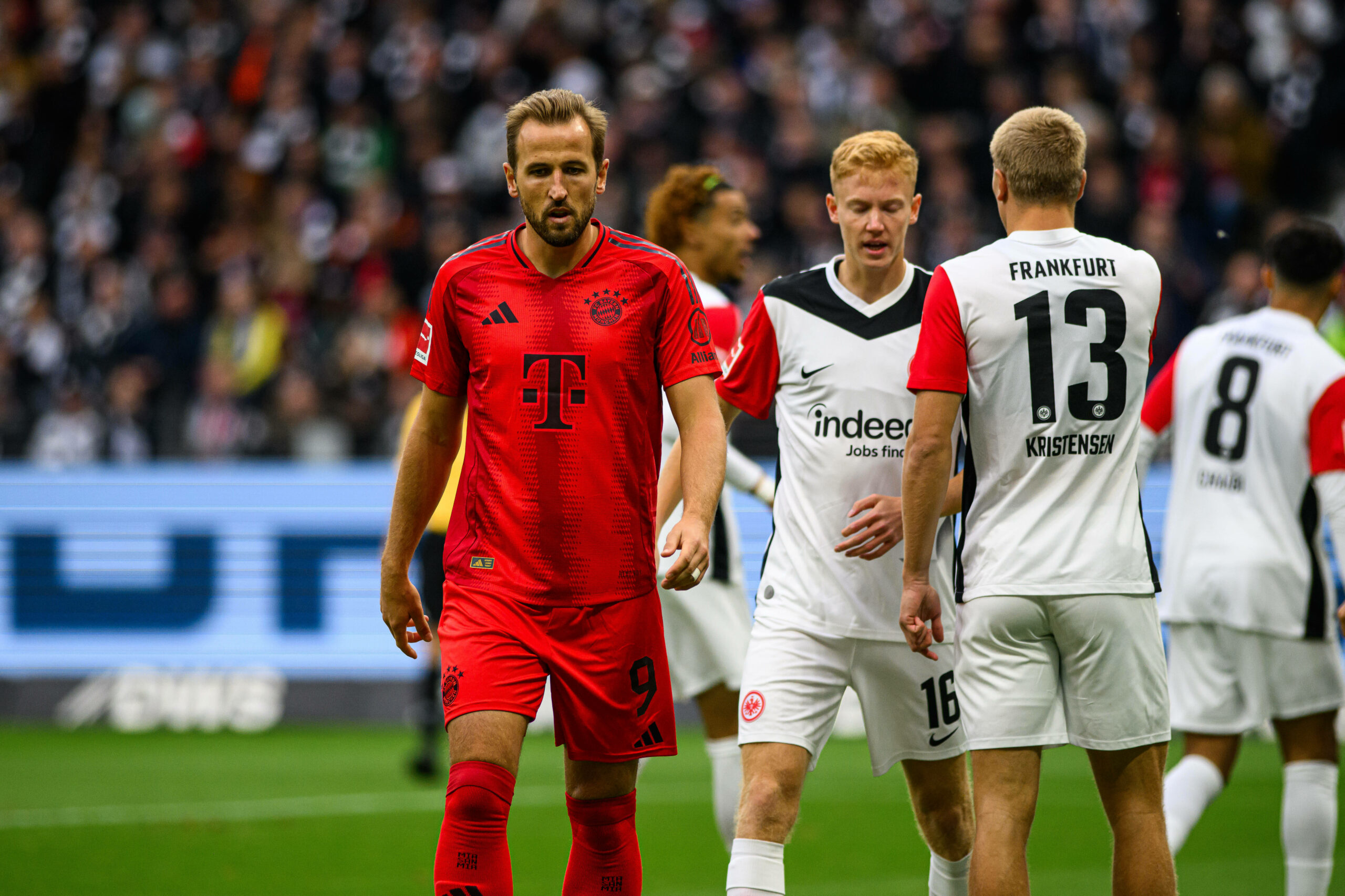 Harry Kane geht mit hängendem Kopf an den Eintracht Frankfurt-Spielern Larsson und Kristensen vorbei