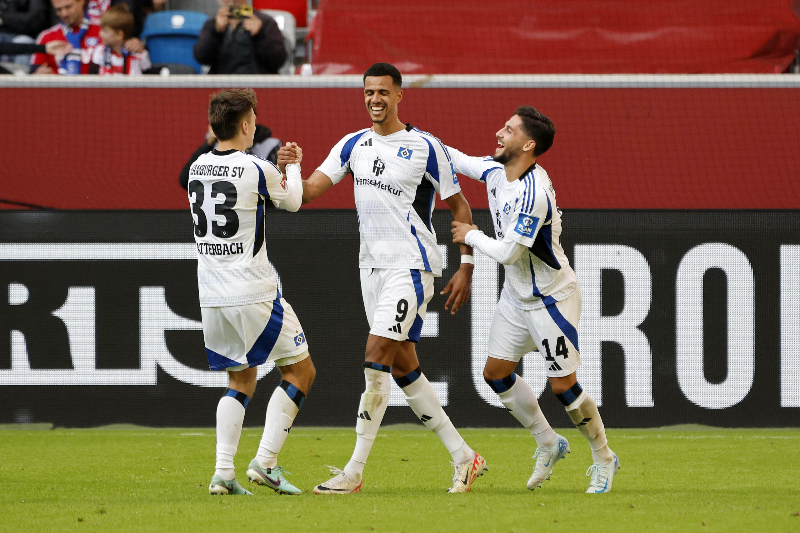 Noah Katterbach, Robert Glatzel und Ludovit Reis jubeln Düsseldorf über den 3:0-Sieg der Hamburger.