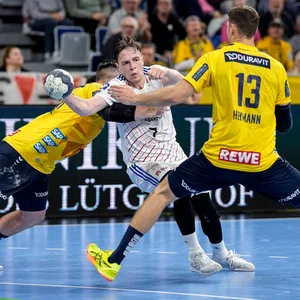 Kein Entkommen: Hamburgs Leif Tissier (Mitte) wird von den Löwen Jannik Kohlbacher (l.) und Sebastian Heymann in die Zange genommen.