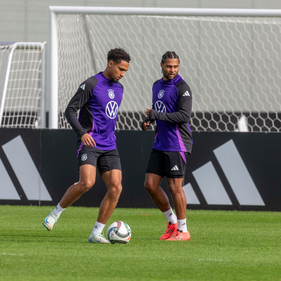 Serge Gnabry beim DFB-Training mit Kevin Schade