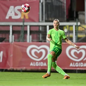 Alexandra Popp flankt einen Ball