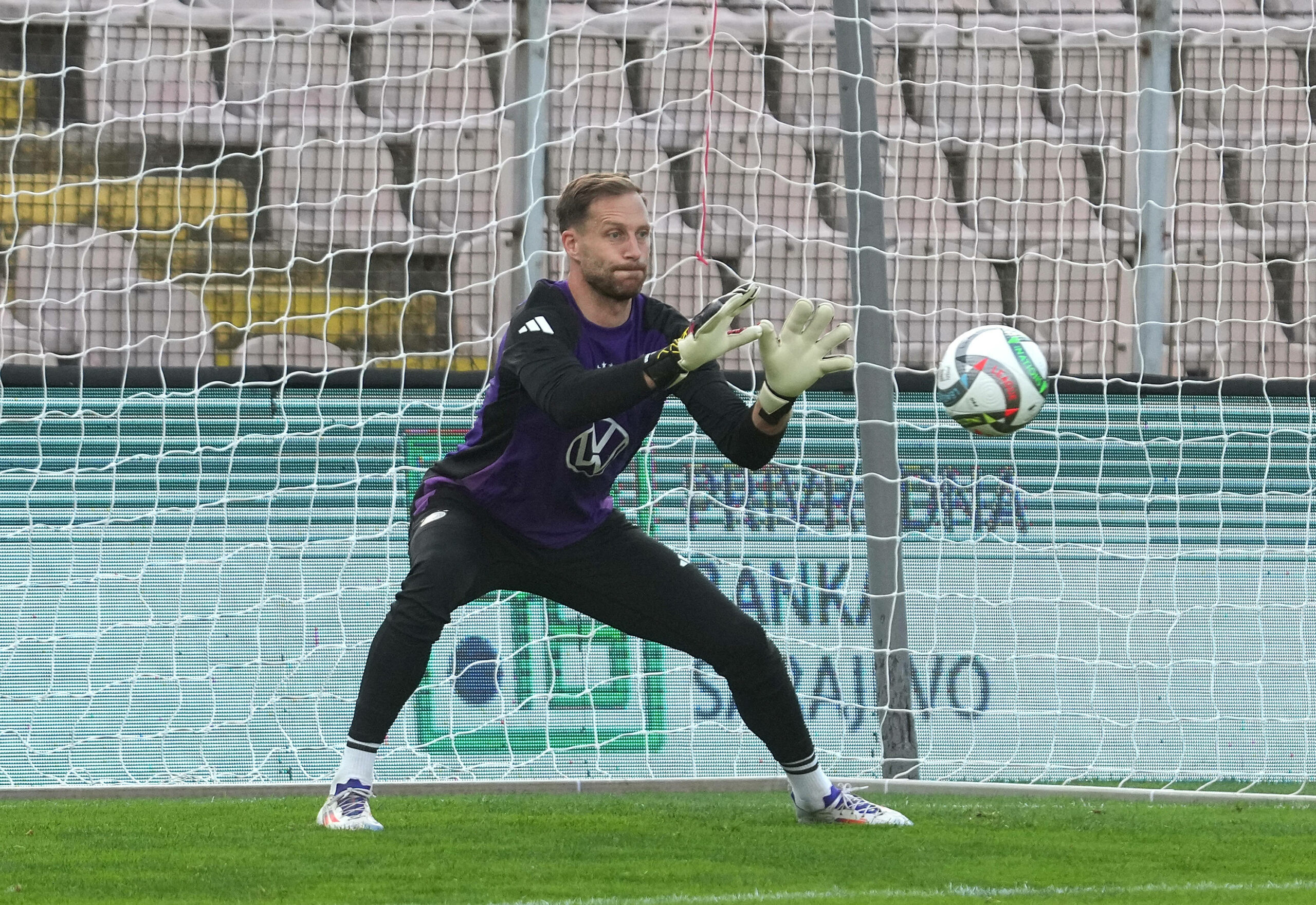 Oliver Baumann hält einen Ball im DFB-Training