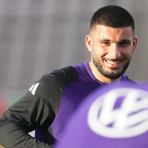 Deniz Undav lacht während des Trainings