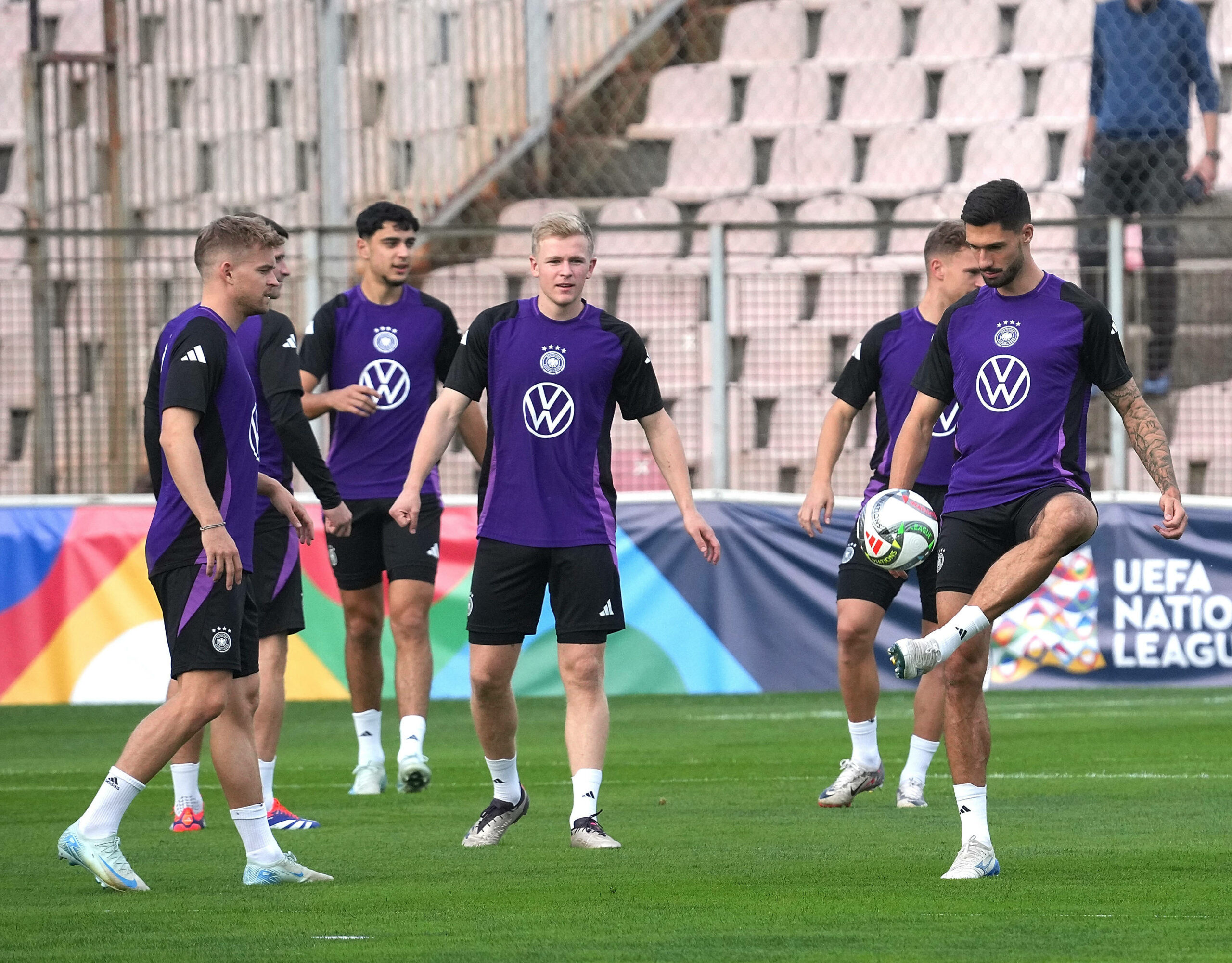 Maxi Mittelstädt, Jonathan Burkhardt und Tim Kleindienst halten in kleiner Gruppe den Ball hoch