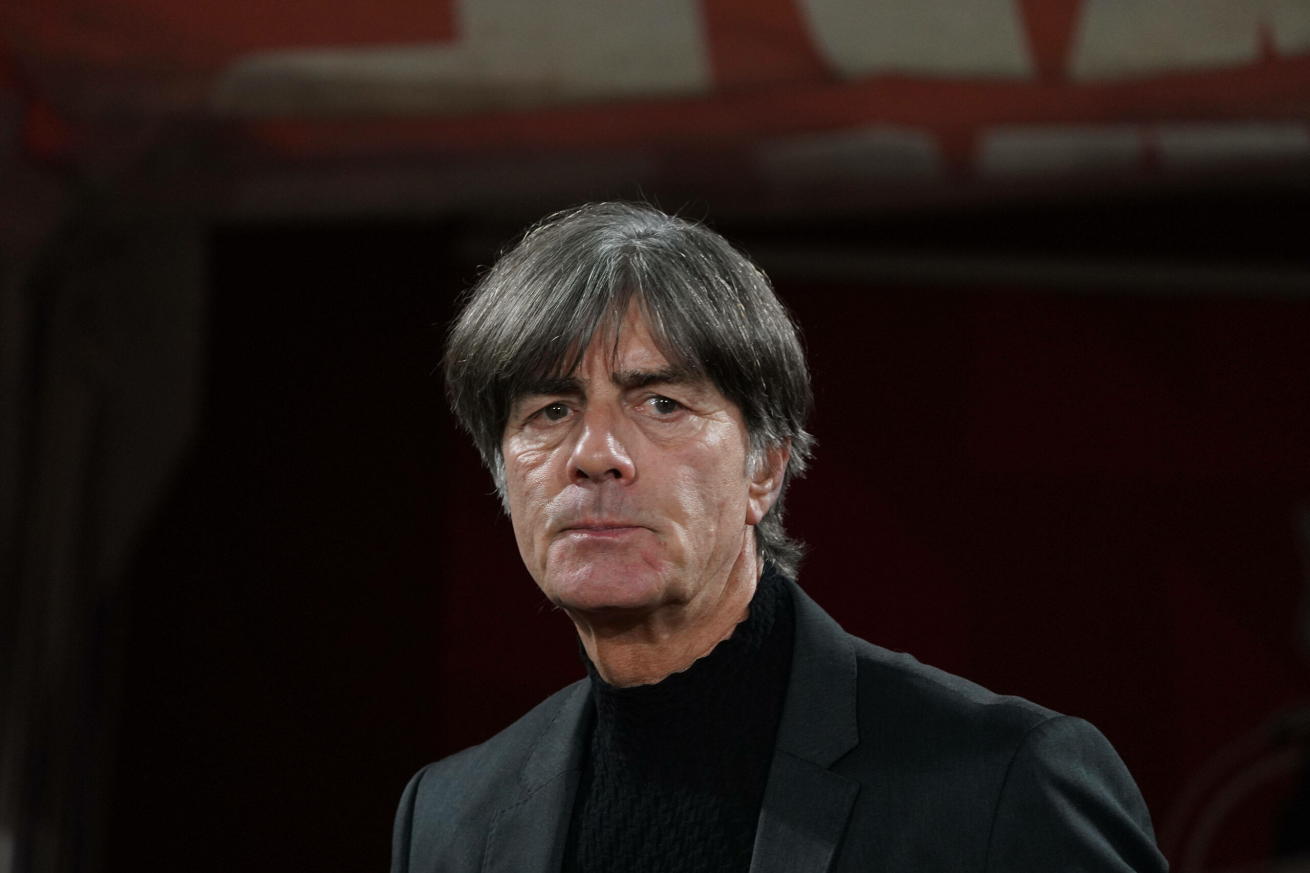 Jogi Löw schaut nachdenklich Richtung Spielfeld