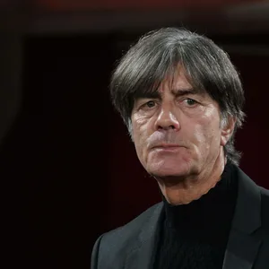 Jogi Löw schaut nachdenklich Richtung Spielfeld