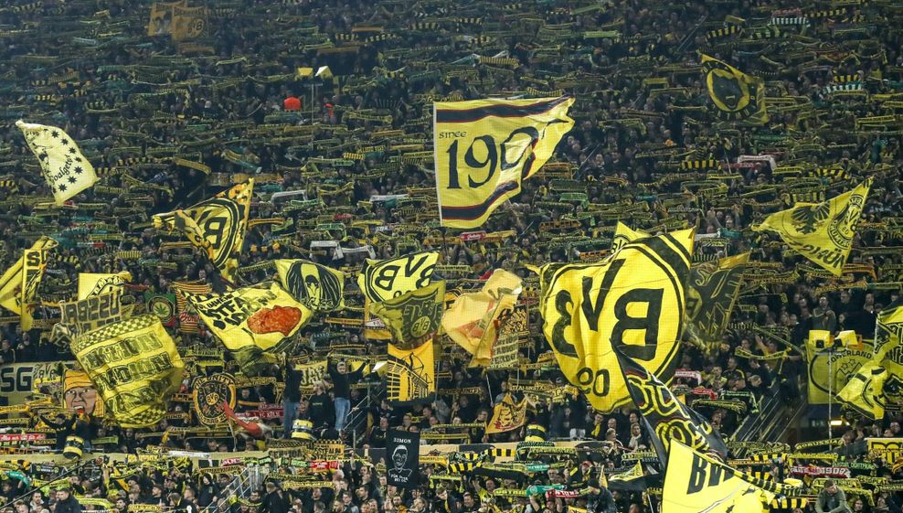 Dortmunder Fans auf der Südtribüne