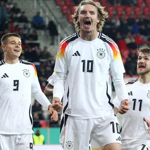 Nick Woltemade wird für ein Tor gefeiert