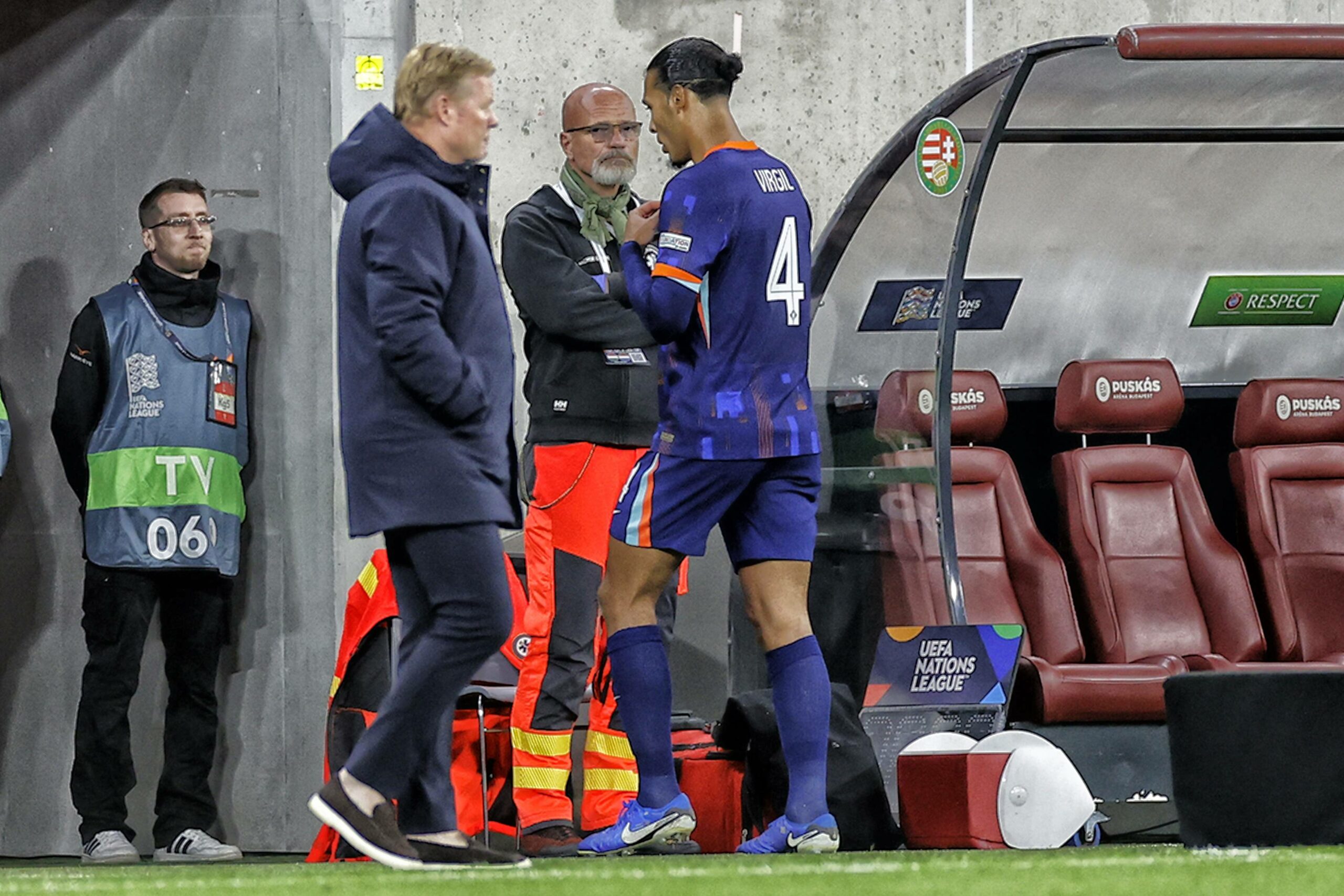 Virgil van Dijk schleicht an Ronald Koeman vorbei