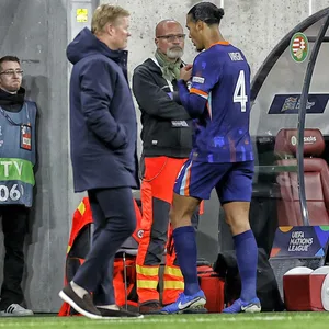 Virgil van Dijk schleicht an Ronald Koeman vorbei