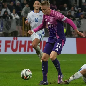 Jusuf Gazibegovic (Bosnien Herzegowina) grätscht Chris Führich (Deutschland), der den Ball führt
