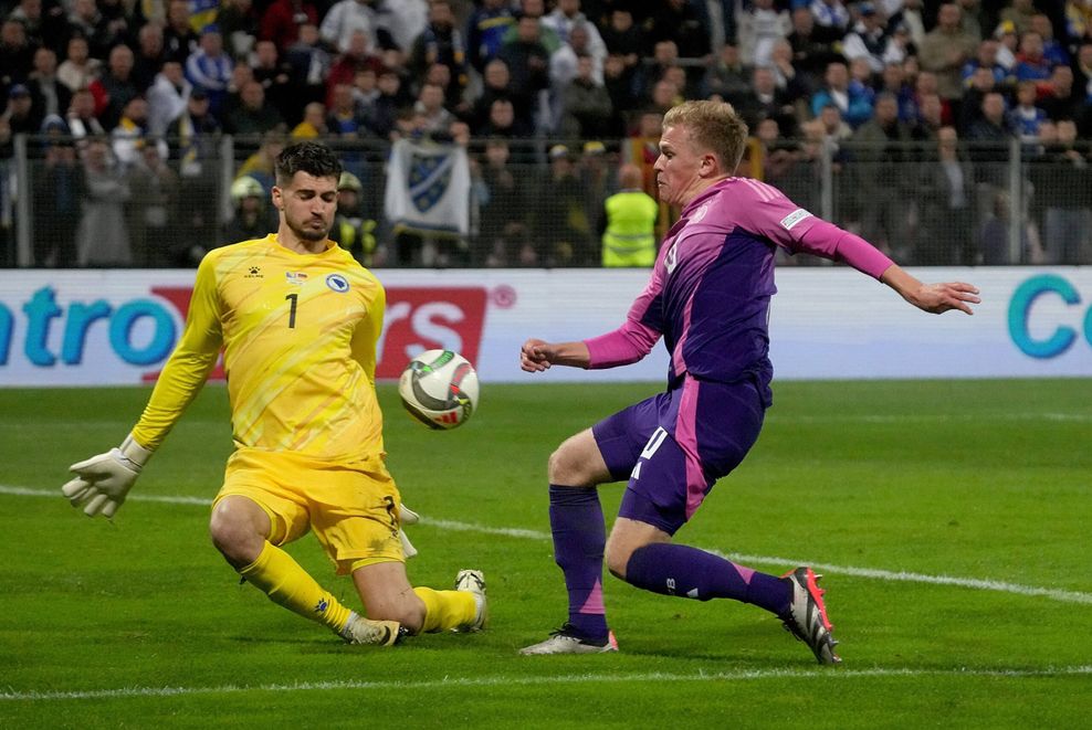 Nikola Vasilj klärt gegen Jonathan Burkardt