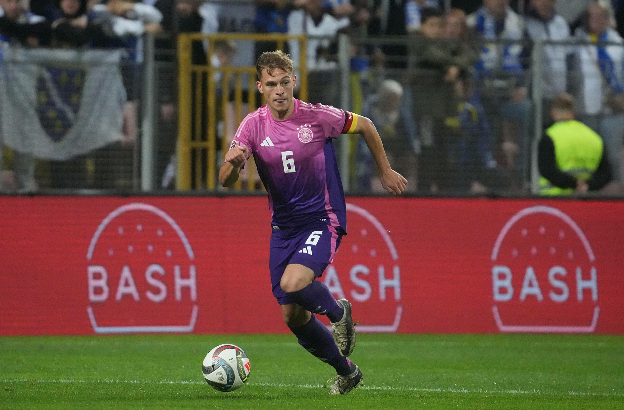 Joshua Kimmich spielt den Ball im Spiel gegen Bosnien Herzegowina