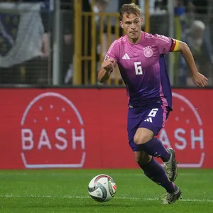 Joshua Kimmich spielt den Ball im Spiel gegen Bosnien Herzegowina
