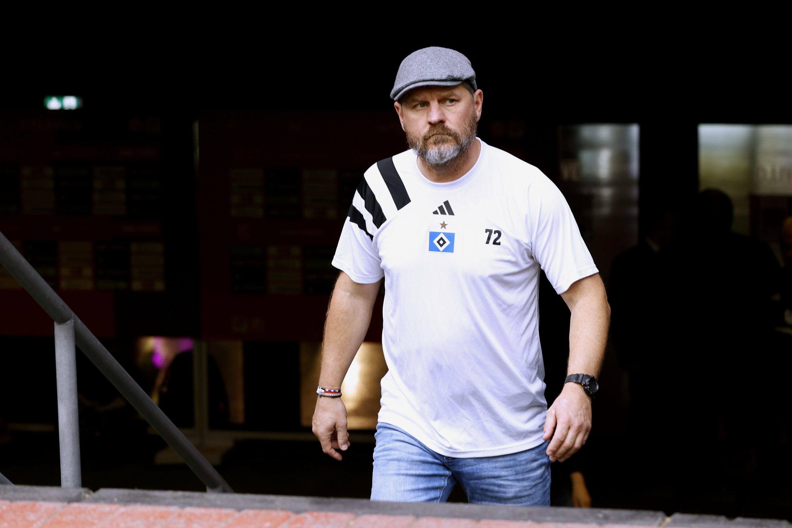 HSV-Trainer Steffen Baumgart kommt in Düsseldorf die Treppen aus den Katakomben hinauf