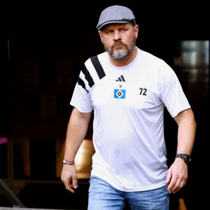 HSV-Trainer Steffen Baumgart kommt in Düsseldorf die Treppen aus den Katakomben hinauf