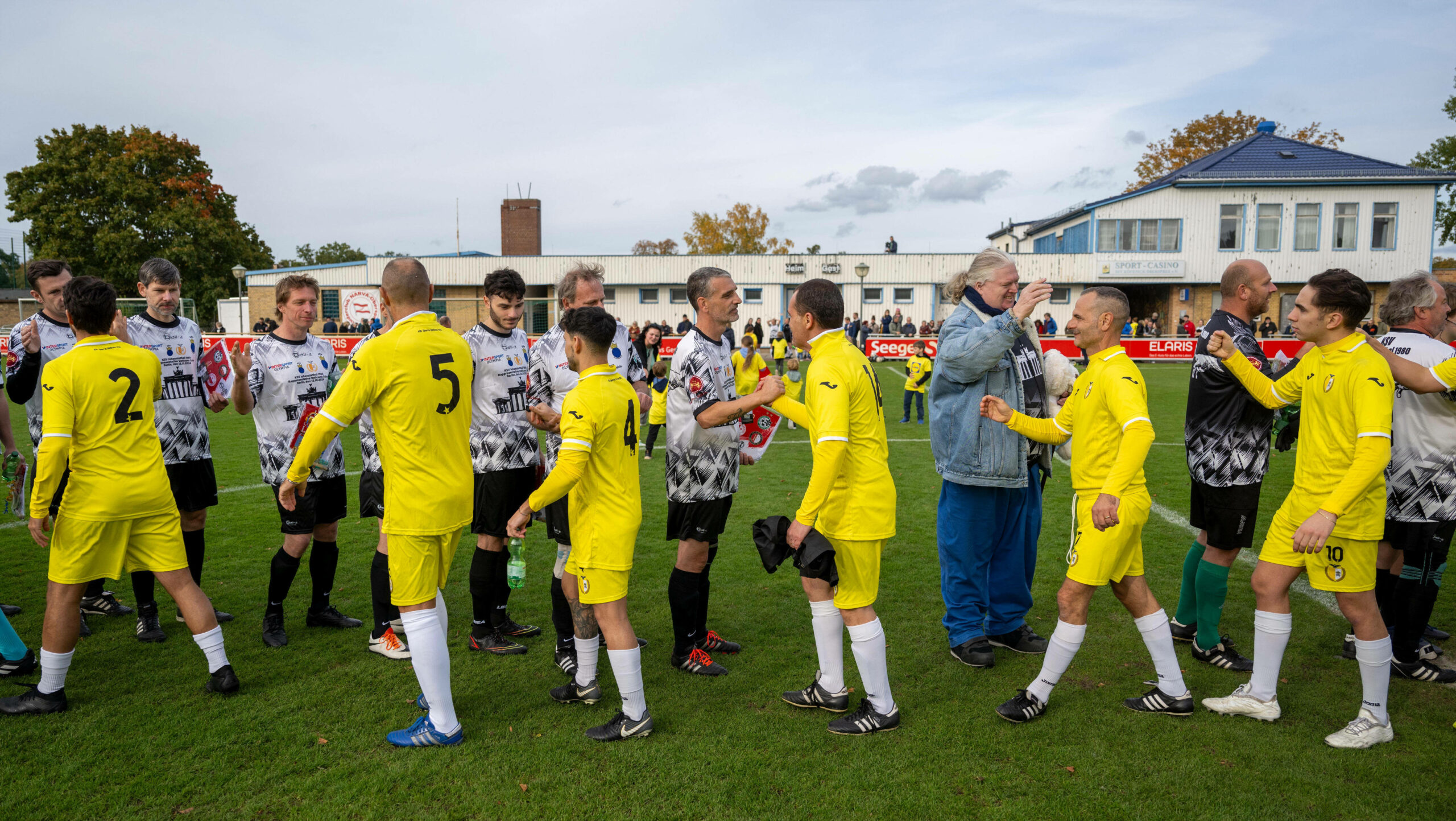 „Shakehands“ vor dem Spiel KSV Johannisthal - Nationalmannschaft des Vatikan