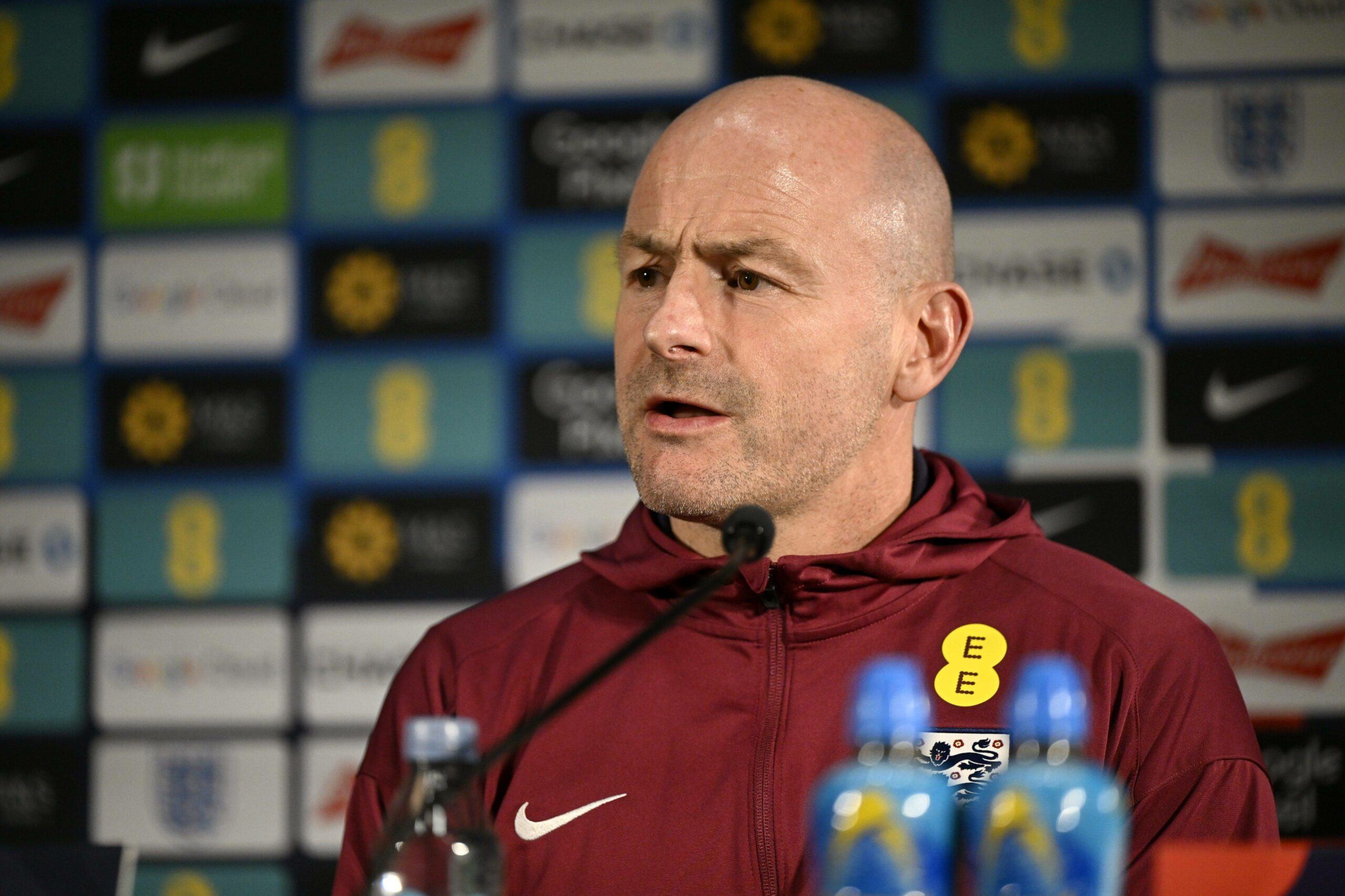 Lee Carsley bei der Pressekonferenz