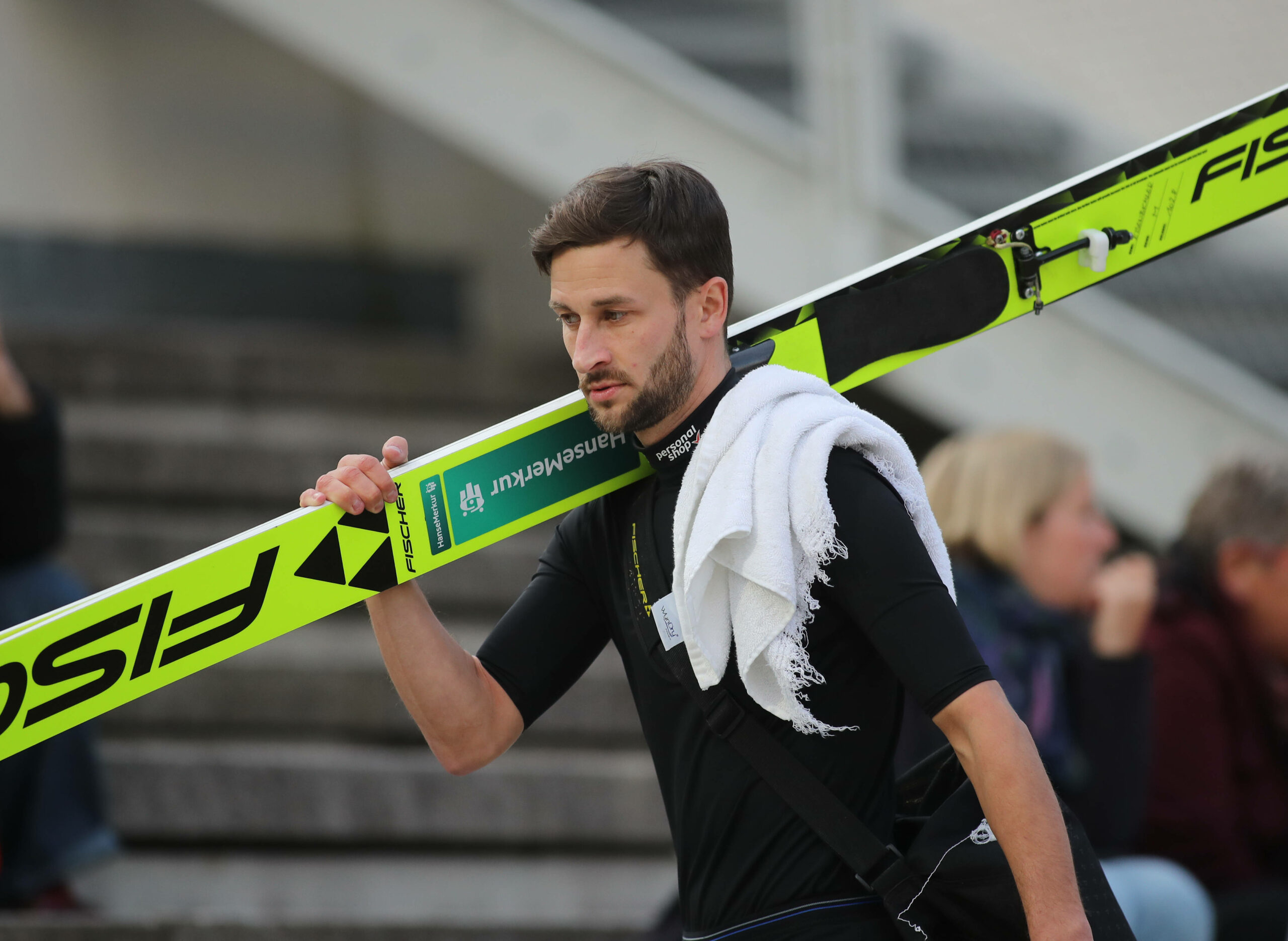 Markus Eisenbichler trägt seine Ski